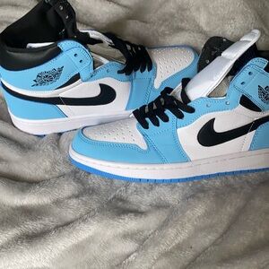 Jordan Retro 1 University Blue shoes